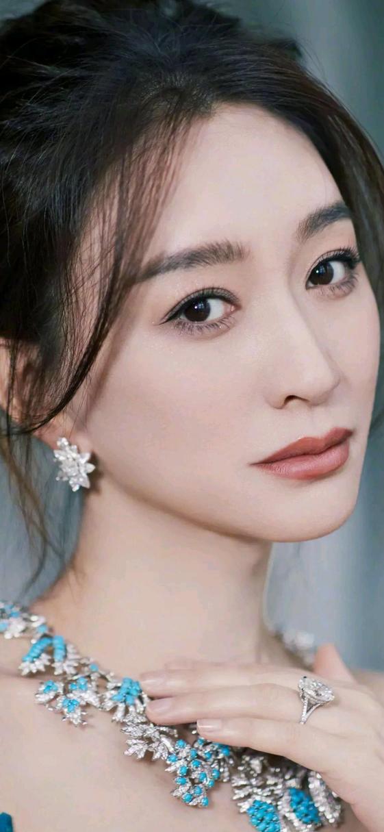 女人赤身跳钢管舞视频