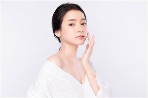 :毛茸茸刘素玲的阴户得到舔和戏弄